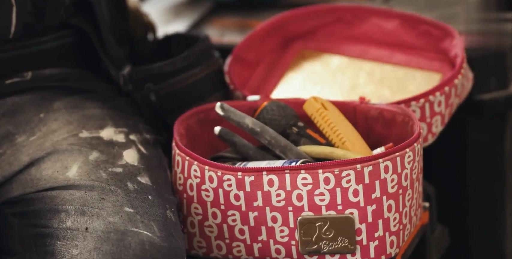 香港90后特效化妆师，移民英国，找不到工作，只能转行成为水电工