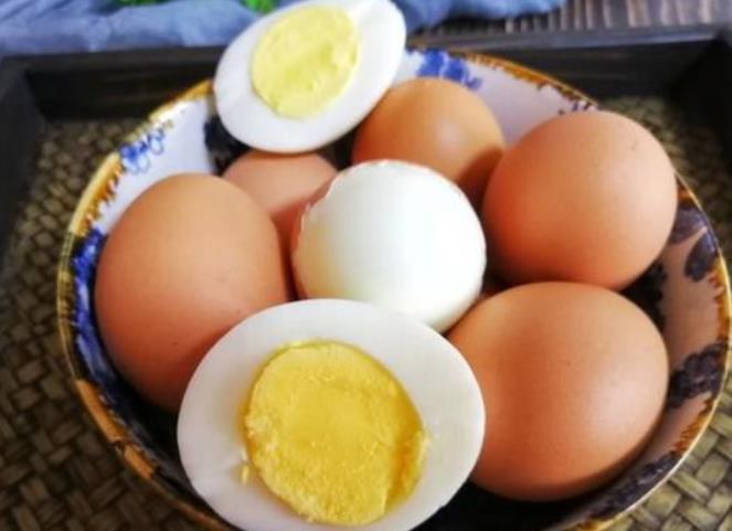 煮鸡蛋水里加醋加盐的原因,水煮鸡蛋放醋好还是放盐好