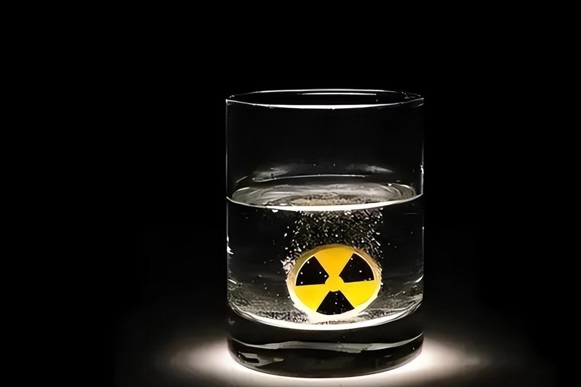 男子喝了1400瓶辐射水,男子喝核辐射水死后尸体发热