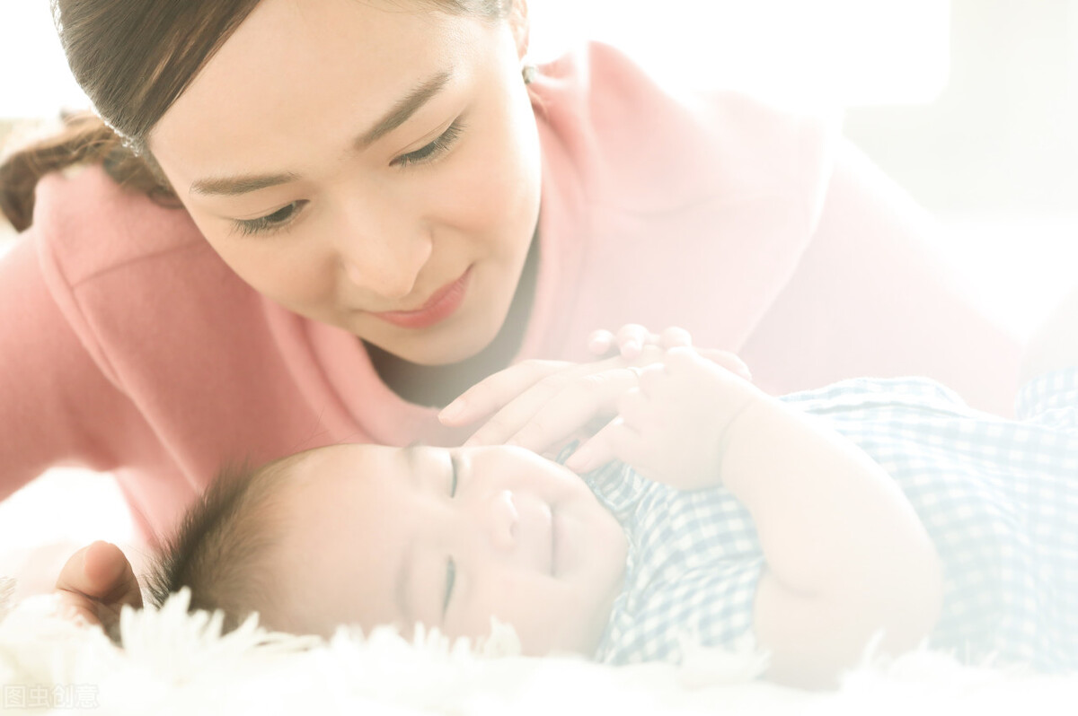 宝宝呛奶急救的正确方法,婴儿呛奶的预防及急救方法