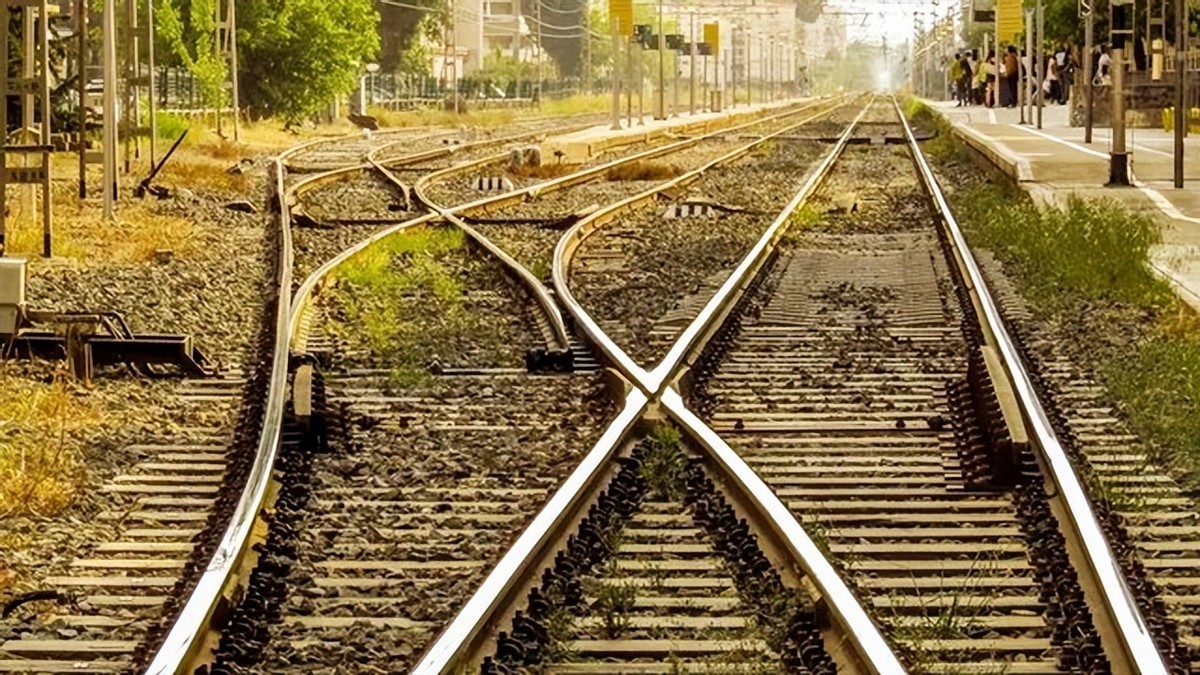 2002年万里到深圳莲花山，望见*小平邓**雕像，寒风中深深鞠了三个躬