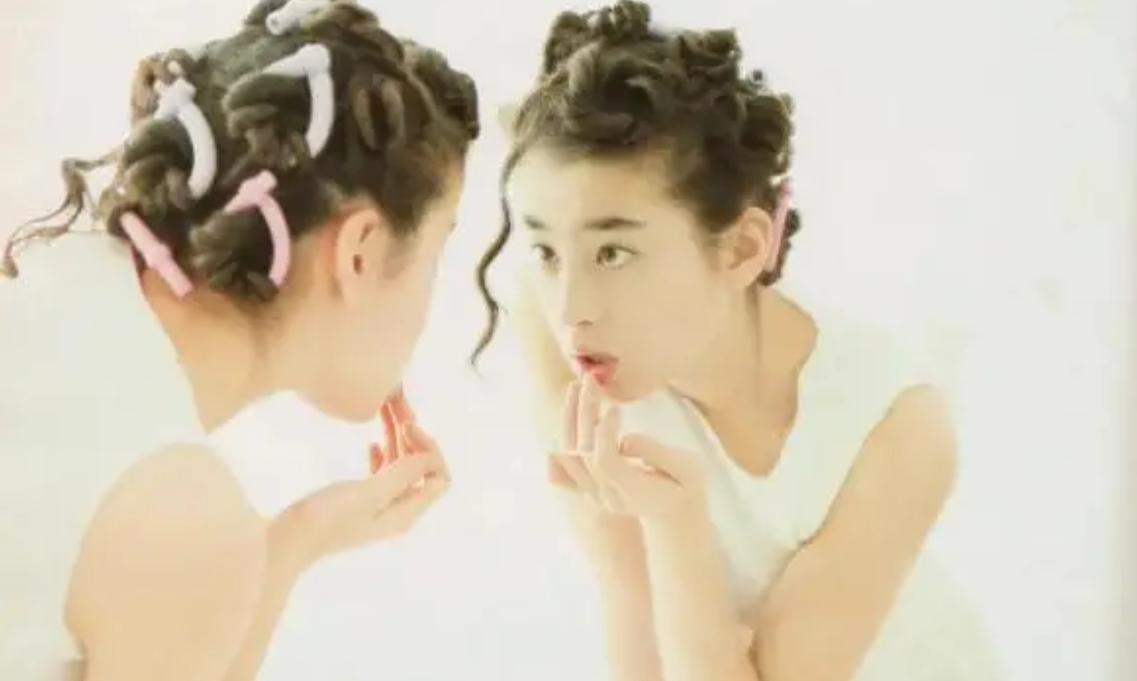 14岁就被母亲送给导演，17岁被迫拍裸体写真，她的一生有多可悲？