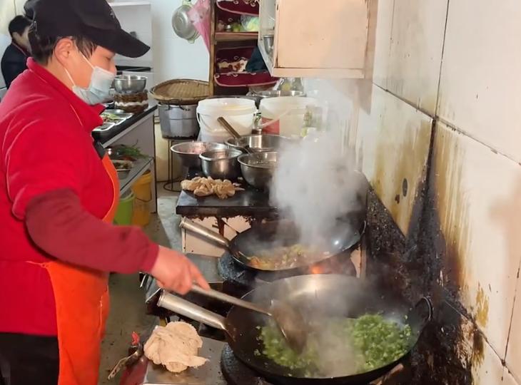 四川阿姨摆摊卖小吃,四川阿姨摆摊卖美食