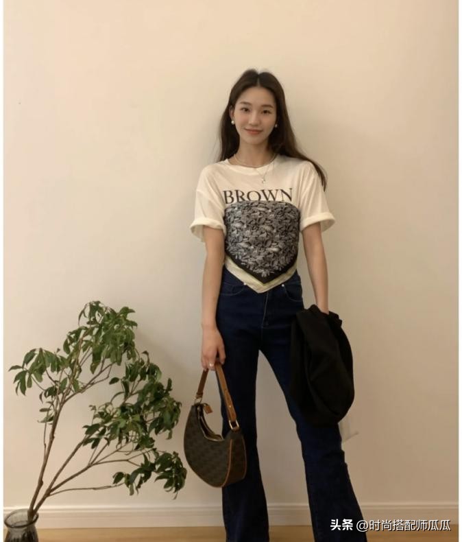 穿T恤系“丝巾”，凭什么优雅又好看？这2个精髓，学会就时髦