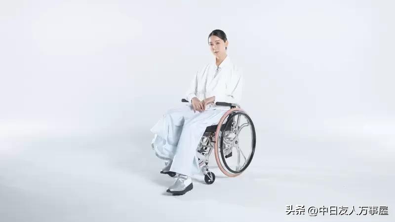 靴子口袋设计轮椅上可以轻松拿手机，来自日本设计师平林景的创意