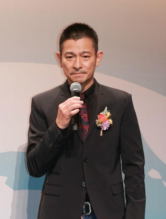 男人过了40岁尽量别留长发、梳油头！推荐这4种发型，清爽更有型