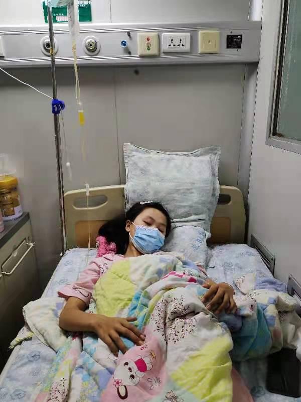 16岁女孩身患重疾跪谢母亲,16岁女孩身患重病病床前跪谢母亲