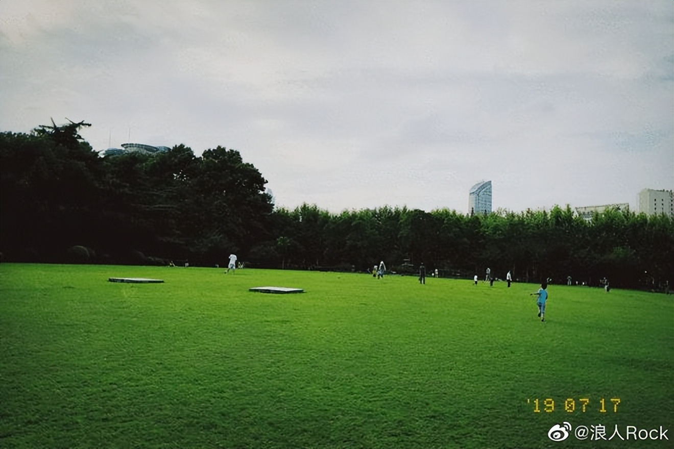 一个脱口秀演员的自我转型,失意中年