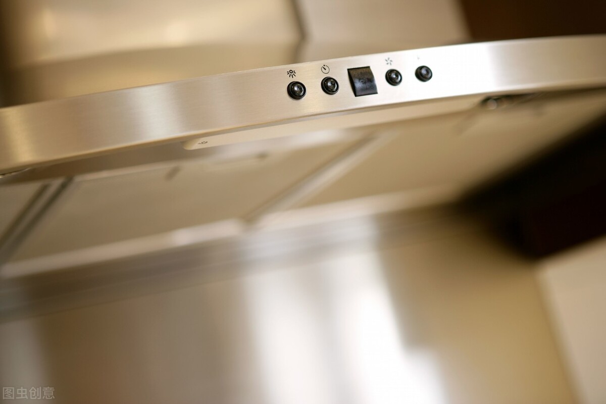 高层一开抽油烟机就有臭味怎么办,油烟机有臭味是怎么回事