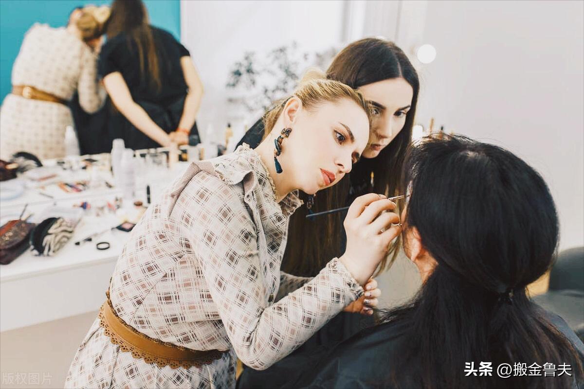 原先在知名大公司做中层管理，被裁掉之后可以去小公司当高管吗？