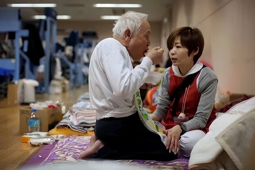 50万日本老人来中国养老不成，日本专家建议：老人全部集体切腹