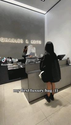 女生晒鞋被爸爸嘲讽原视频,女生晒爸爸买的名牌包