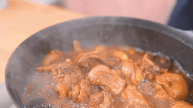 自己在家做黄焖鸡要用高压锅吗,在家不用黄焖鸡料怎么做黄焖鸡