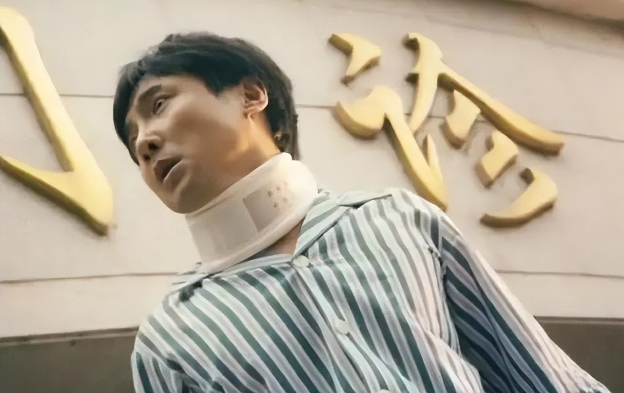 怀孕了？沈腾出国看病，王琦深夜与友人聚餐，笑容满面，肚子突出