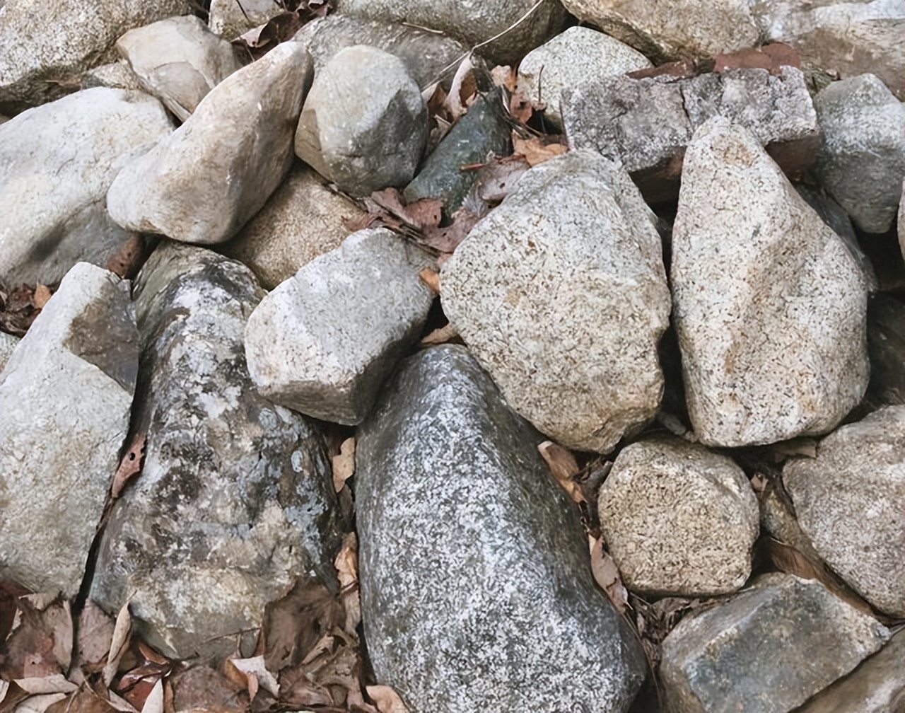 野外这三种石头不建议捡回家,捡到这种石头千万不要扔