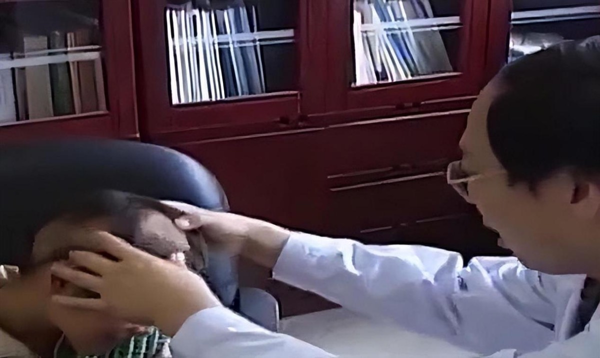 16年重庆女孩晕厥，醒来后扯头发吃，专家：吃头发对身体没有坏处