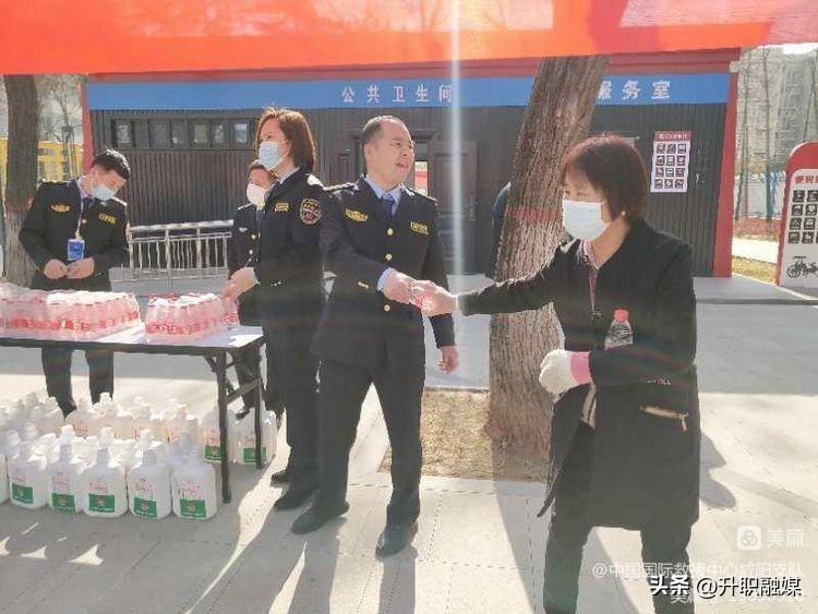 学习雷锋医心为民