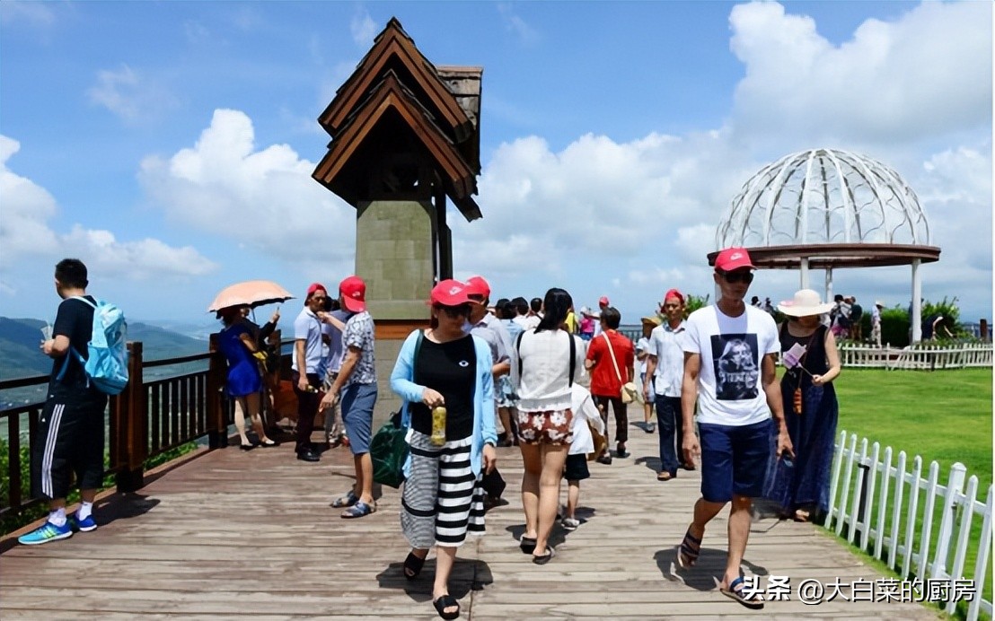 近年来越来越多的日本人到中国,日本国庆假期大量游客涌入