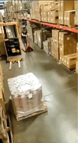 “姑娘你不能挡一下那里么？那东西让人看了很难为情”哈哈哈