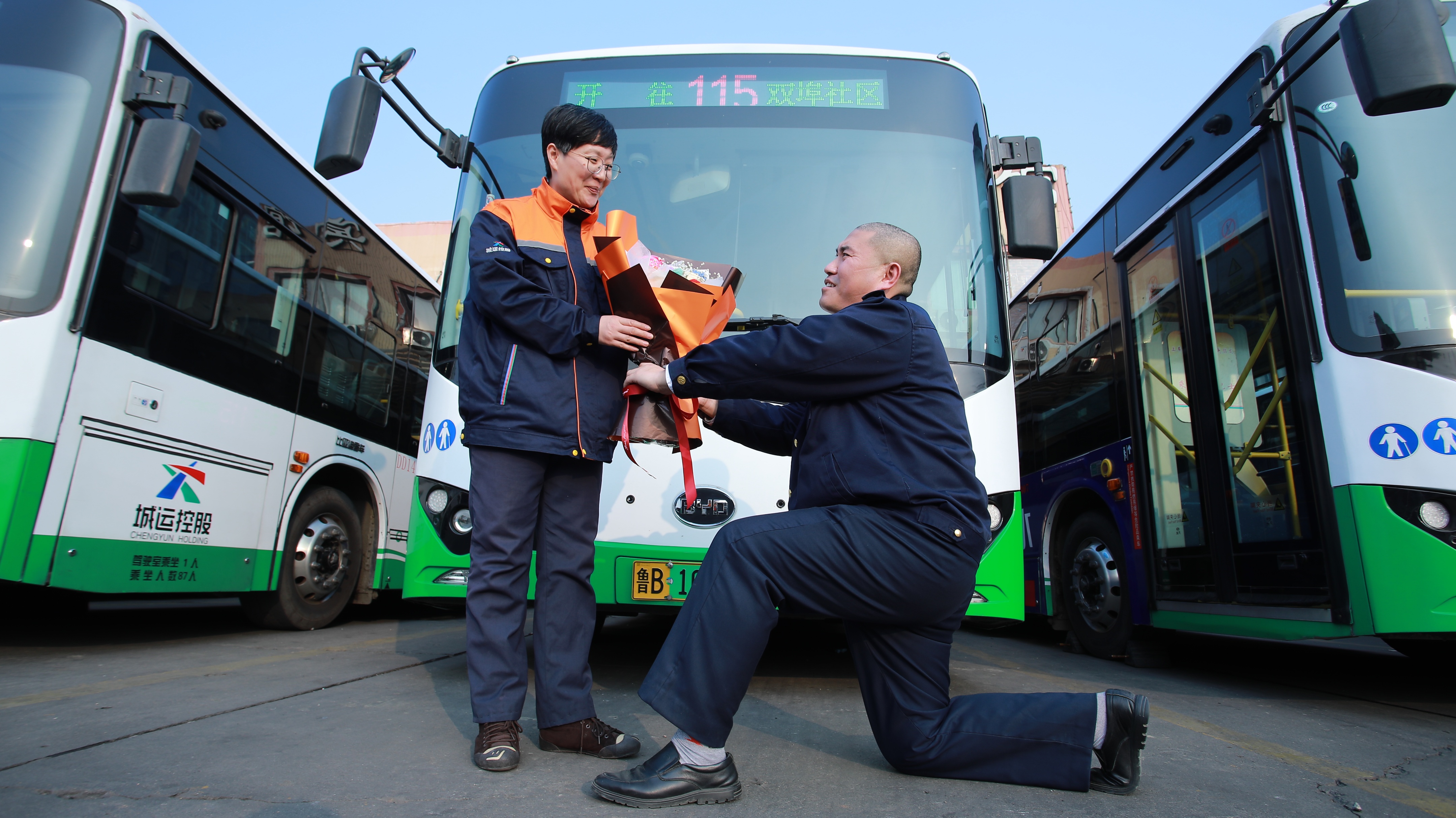 青岛公交驾驶员收到乘客暖心礼物,青岛公交暖心一幕