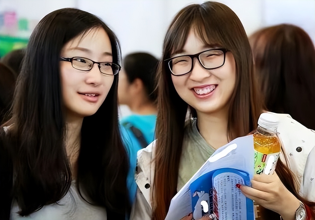 “奶头乐”出现在大学校园，不少大学生深陷其中，家长却浑然未知