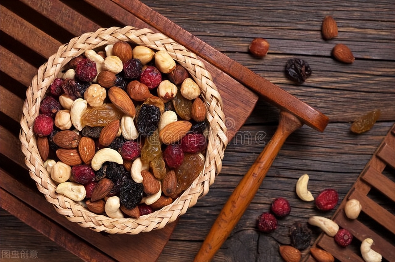 老年人骨头脆摔一跤就骨折,老年人骨头摔劈了吃什么好