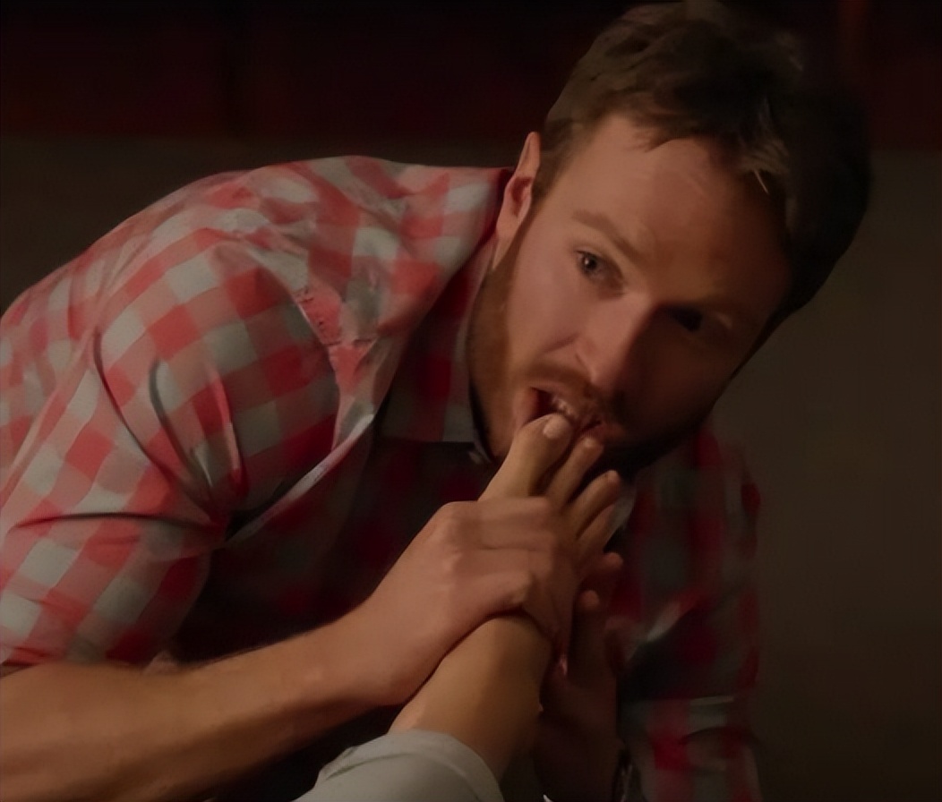 女性心窝口偏右烧灼感痛怎么回事,女性尿路有烧灼感是怎么回事