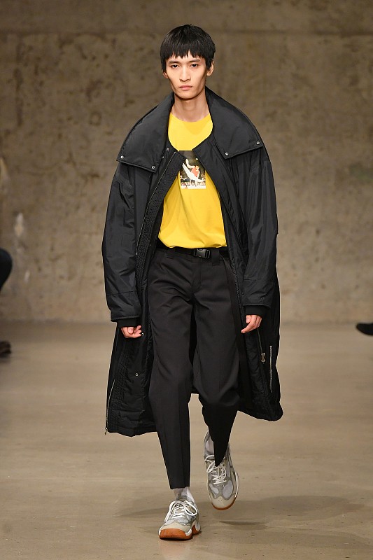 黑色棉服里面穿什么好看,男生黑色棉服搭配什么色的裤子