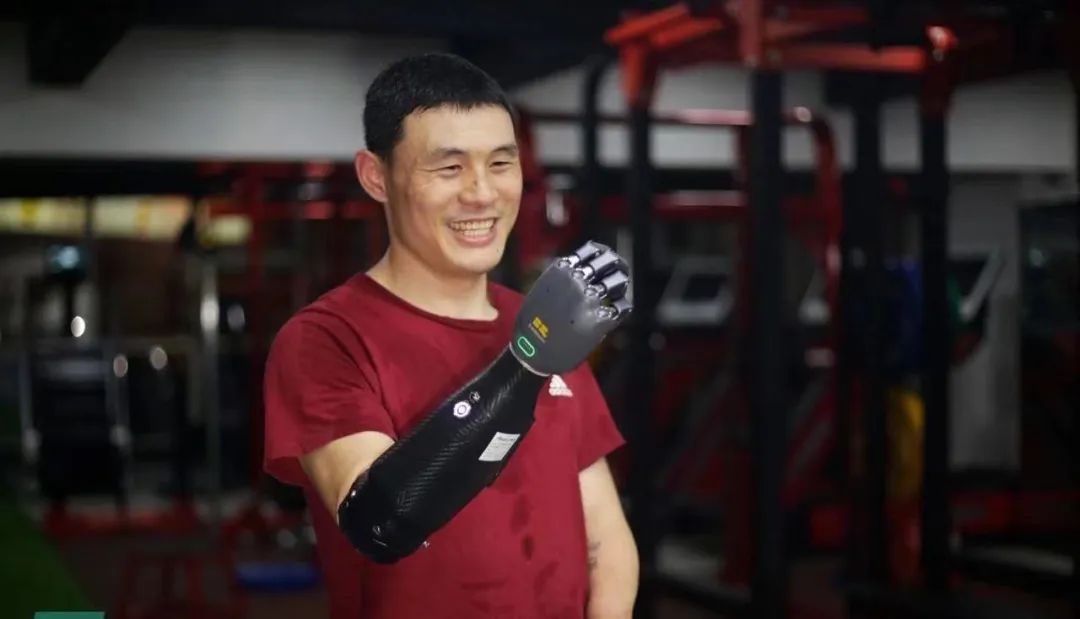 一个疯狂博士在背后安装了机械手,一位疯狂的博士用科技改变了世界