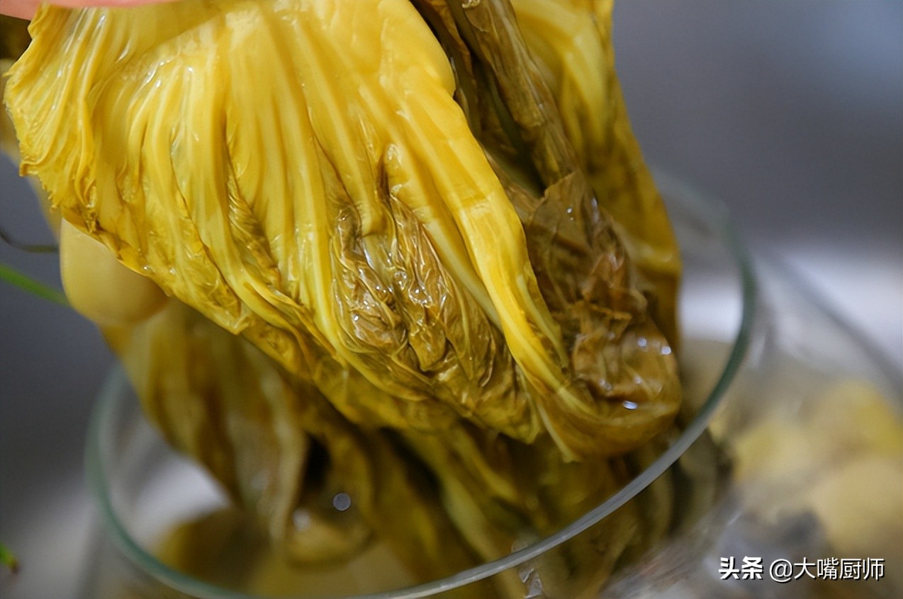 水腌酸菜的正确方法,腌酸菜放盐么