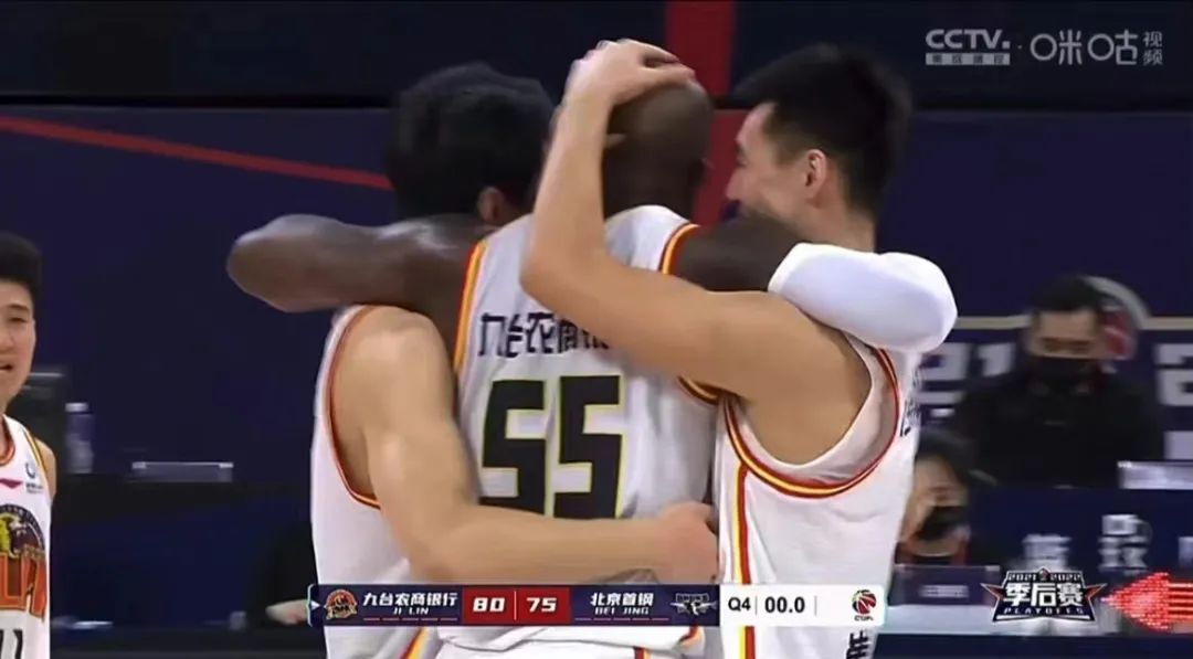 北京队教练雅尼斯赛后采访,北京队主教练雅尼斯被罚出场