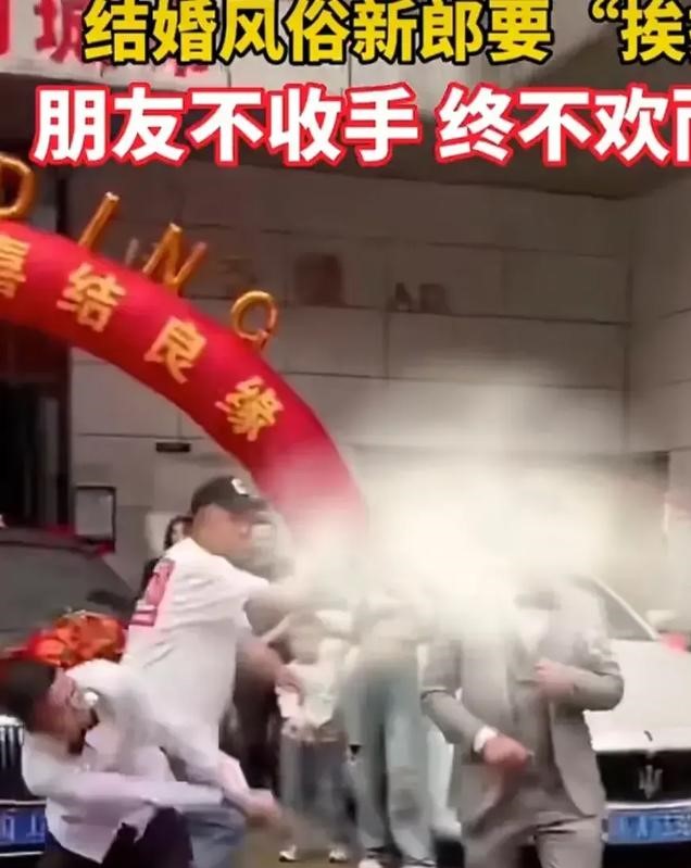 婚姻：弟弟开黄腔，订婚被掀桌子；典礼新郎要挨打，习俗要不要？