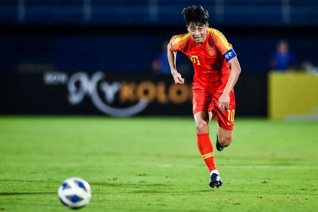 胡靖航加盟山东泰山,胡靖航真的是富二代吗