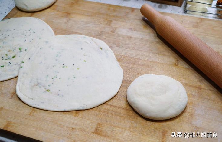 烙饼怎么烙才不发硬,做烙饼怎么才不会粘锅