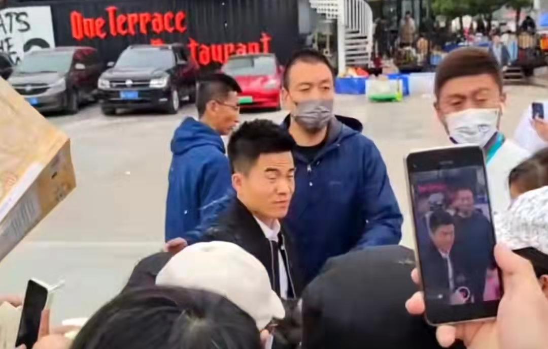 董宇辉回应遭路人泼水,董宇辉回应被泼水