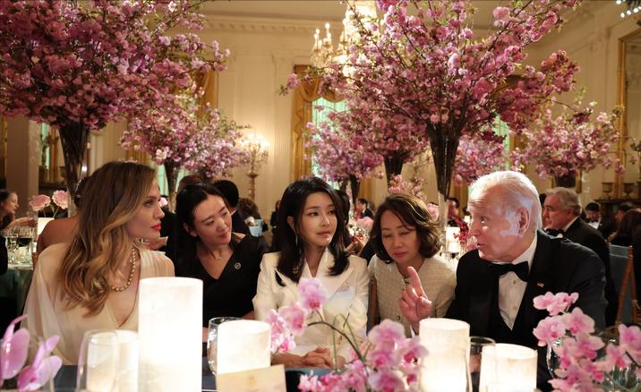 韩国第一夫人走红毯,韩国第一夫人穿韩服