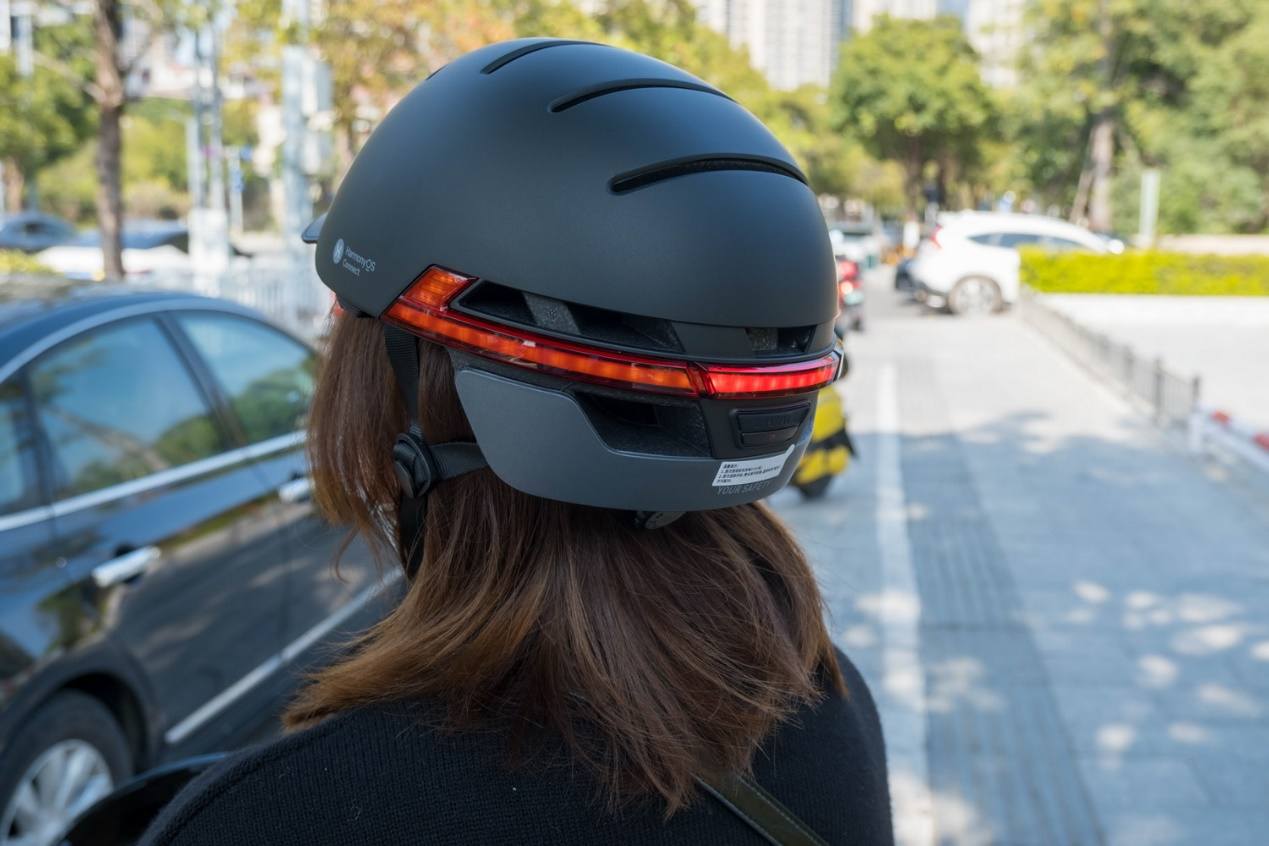 头盔有蓝牙耳机的效果,一款炫酷的智能头盔