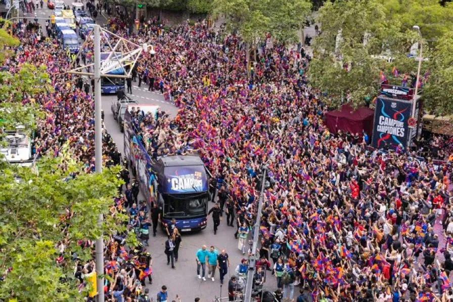 万人空巷夺冠,巴萨梅西内马尔跨栏杆出去庆祝