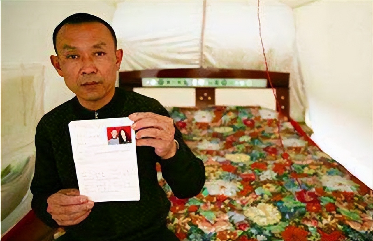 08年背亡妻回家感动国人,骑摩托车背亡妻回家的吴加芳