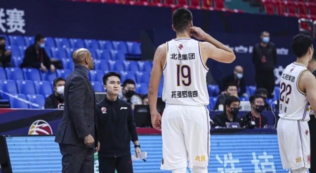 停赛4场罚款20万！李春江马布里对骂，双双被处罚，老马嚣张挑衅