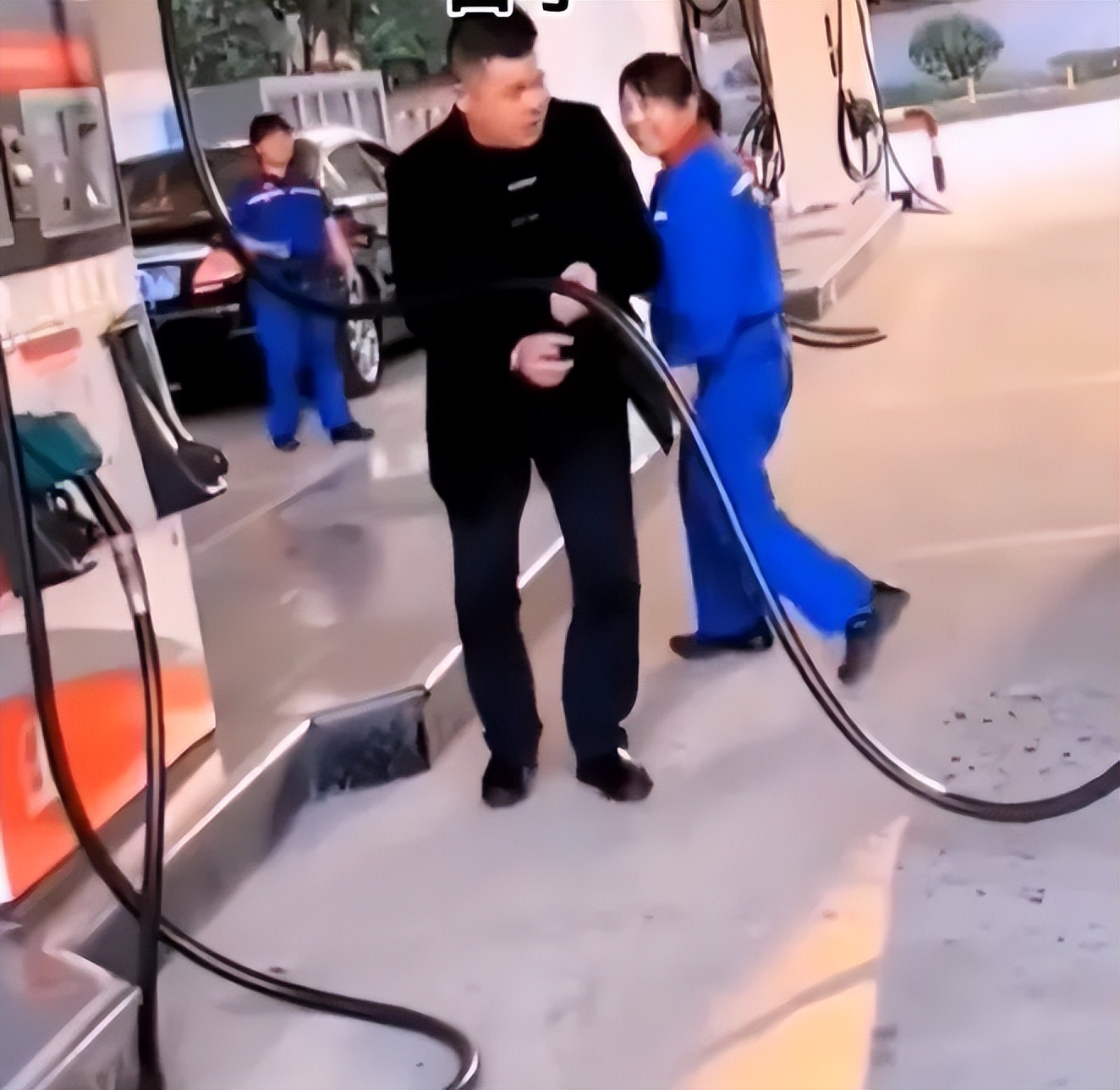 神回复：​当梅西给你签名时笔却没水了，文具店老板是要出意外了。