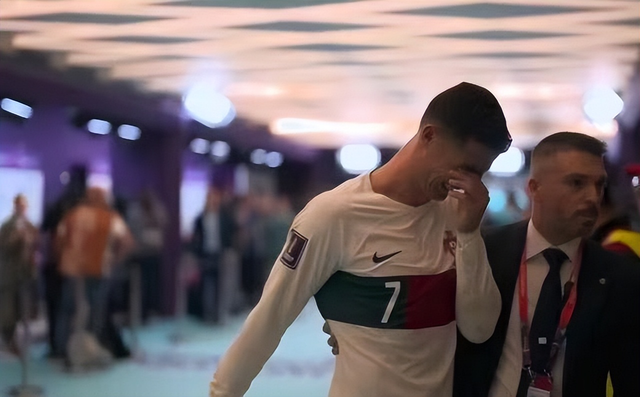 抹着眼泪离开的C罗，强悍外表背后只是因为坚持