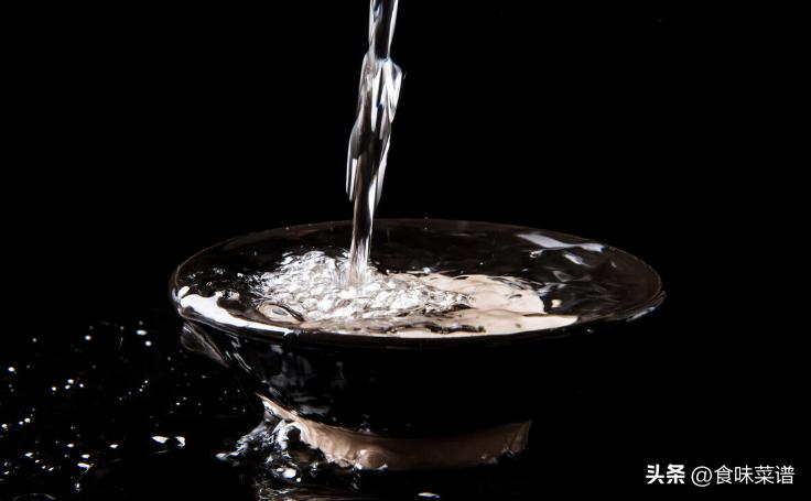 大批日本游客“涌入”中国，目的不是看熊猫，而是我国白酒，为何