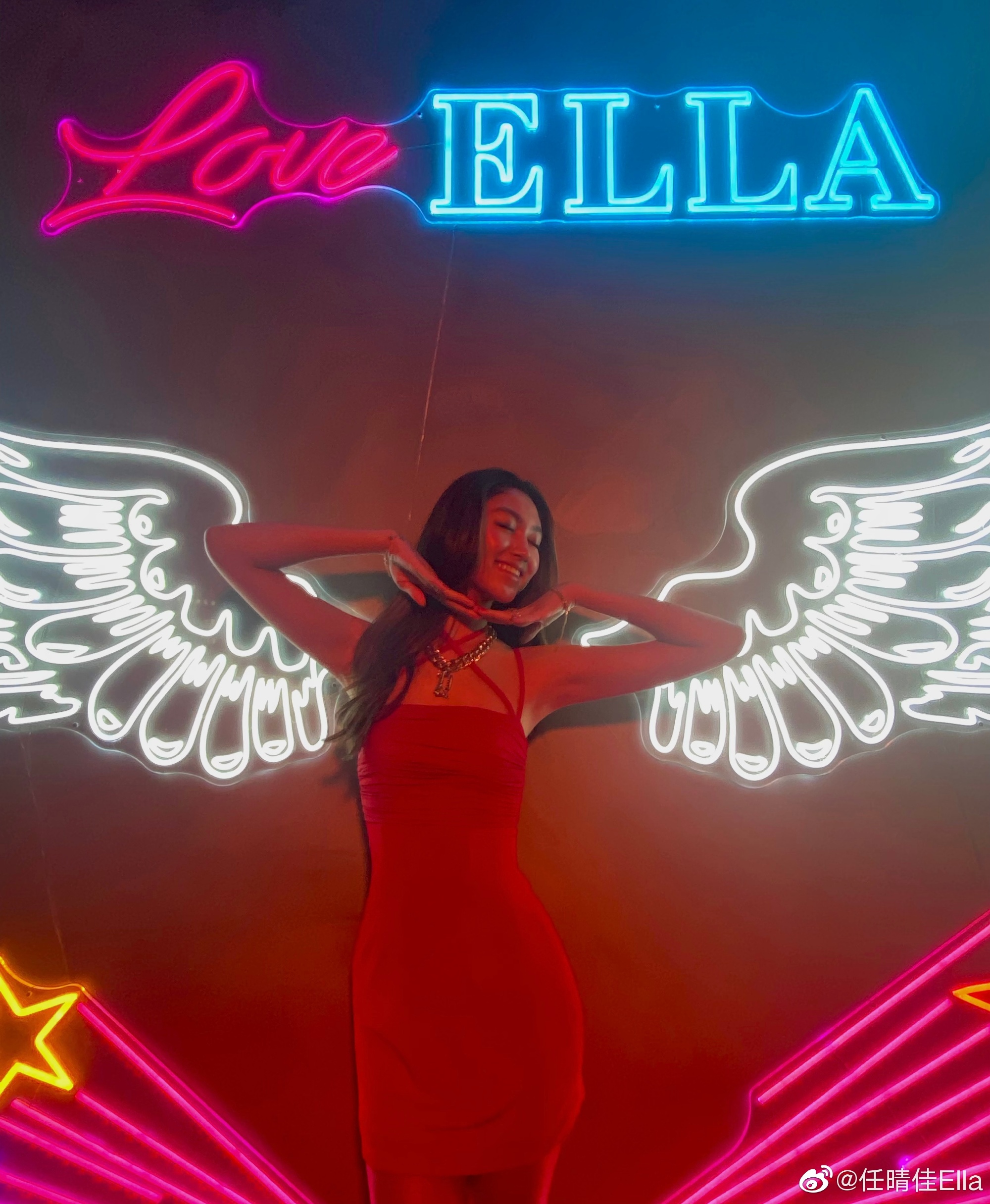 有一种尴尬叫“星二代玩性感”，*裤底**胸部全露，让明星父母都脸红