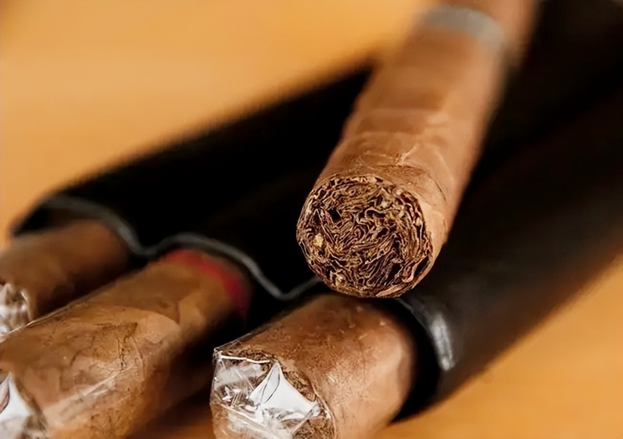 伟人抽烟趣事：毛主席爱抽雪茄，*少奇刘**抽便宜烟，*小平邓**被递条子