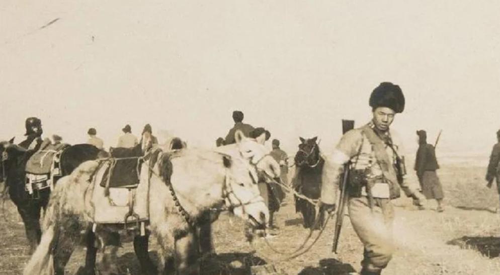 不打红军的国民*党**营长：遇到红军部队，他命令士兵枪口朝天让路