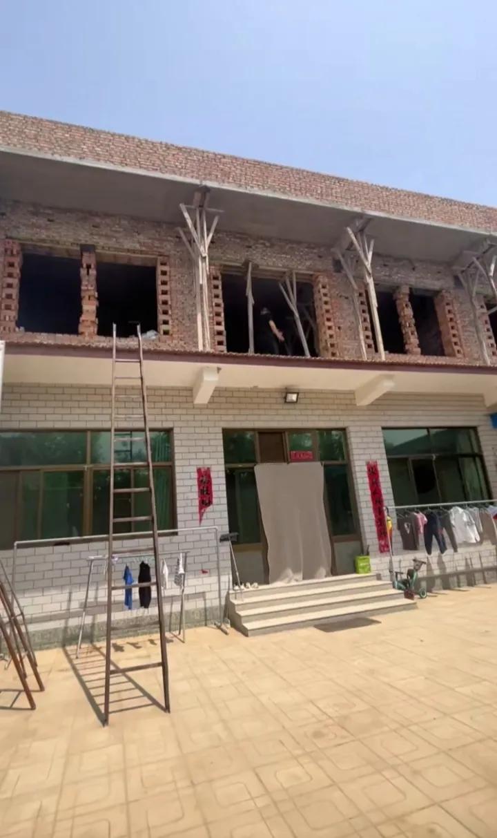 建房朝南和朝北有什么讲究,在村里盖高房的风水怎么样