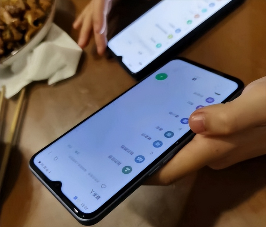 顶配12+256g降至清仓价,12gb和16gb差200多块钱有必要吗