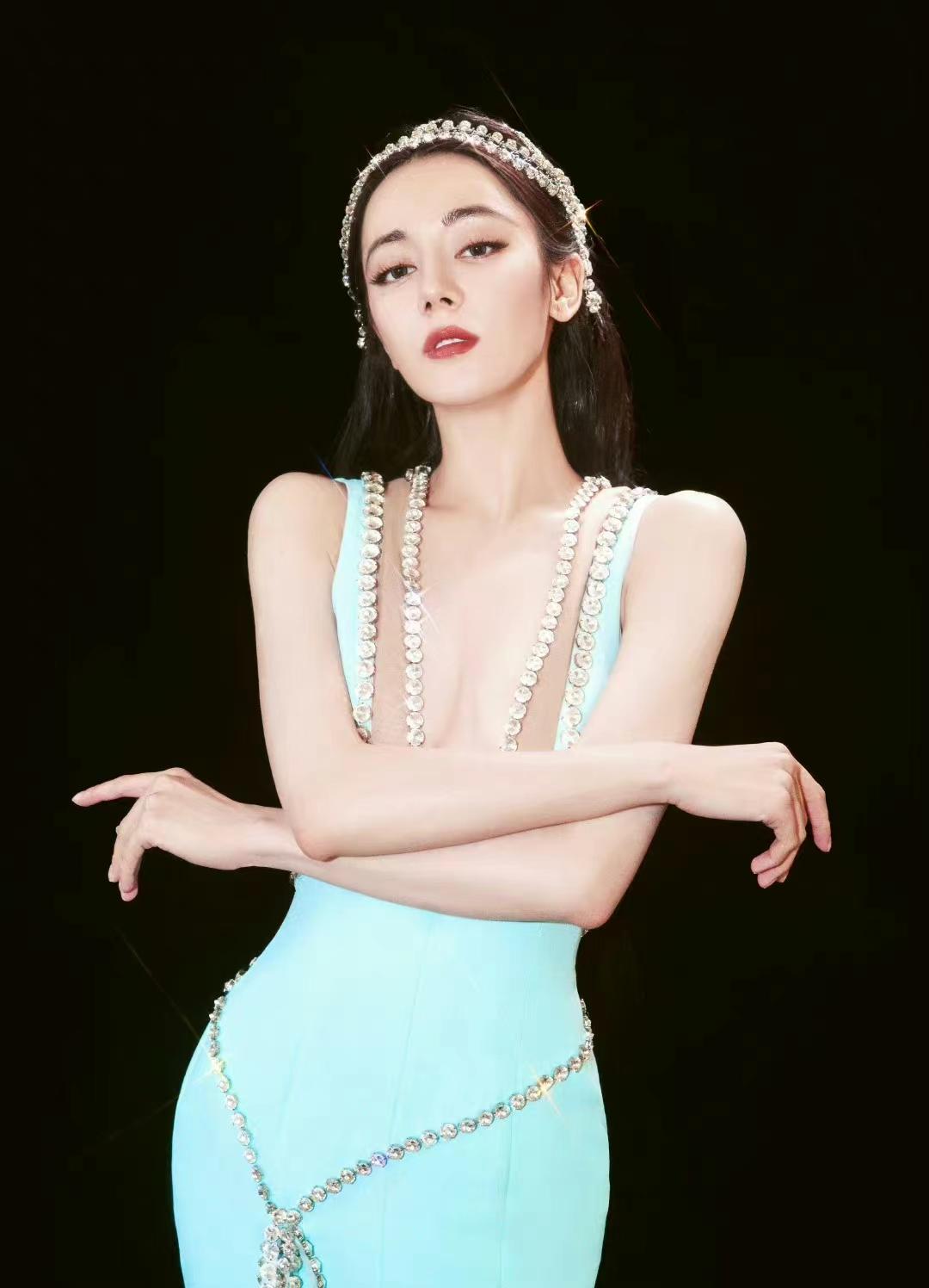 “酥胸半露”却偏要捂着,故作矜持,有一种尴尬叫迪丽热巴玩性感