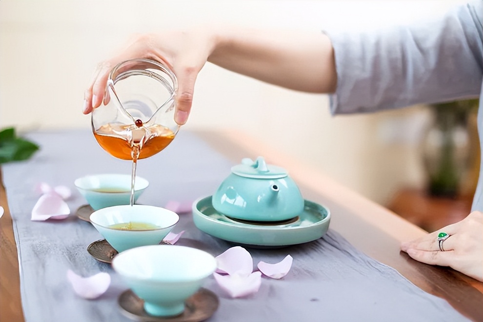 仲夏来袭，建议女性：“不食2饭，常饮4水”，气质优雅显魅力